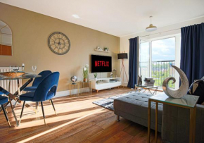 Luxury Apartment with Balcony, Free Parking & Smart TV with Netflix by Yoko Property